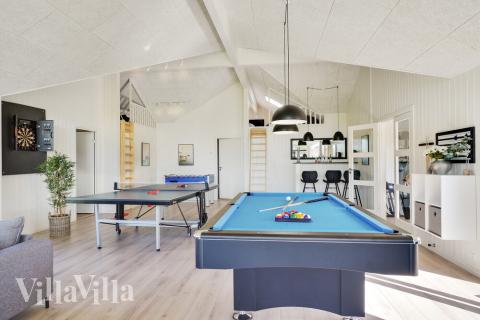 Lyxstuga 497 för 26 personer har ett stort aktivitetsrum med bl.a. biljard och dart