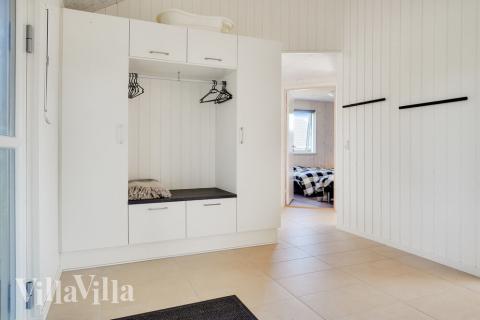 Den rymliga entrén i lyxstuga nr 497 i Sydjylland