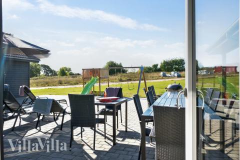 På terrassen i sommarhus nr 497 finns det plats för upp till 26 gäster.