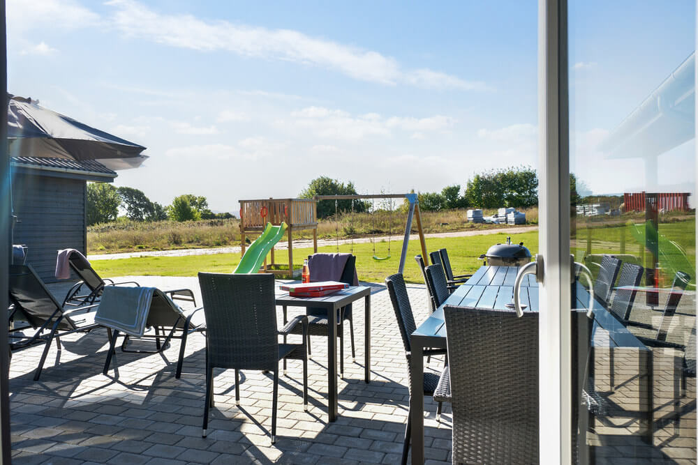 Njut av en grillkväll på terrassen i lyxstuga nr 497 i Sydjylland