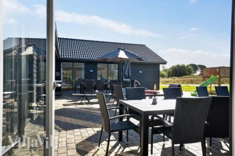 Lyxstuga nr 497 har en härlig terrass med sköna trädgårdsmöbler för 26 personer.