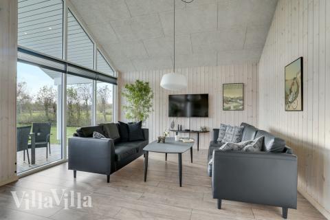 I soffhörnan i lyxstuga 522 i Lolland/Falster/Møn kan ni spela brädspel eller titta på film tillsammans.