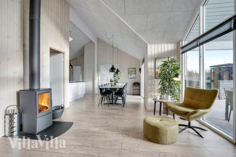 Det stora ljusa vardagsrummet i lyxstuga nr 522 för 14.