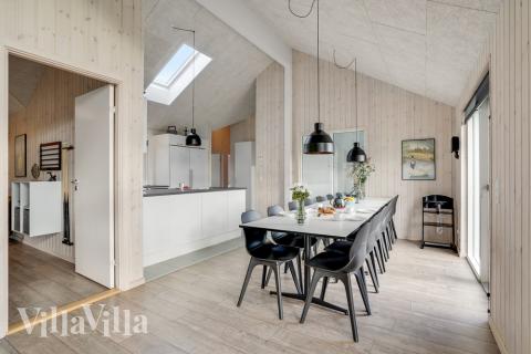 Vardagsrummet i lyxstuga nr. 522 har plats för 14 personer.