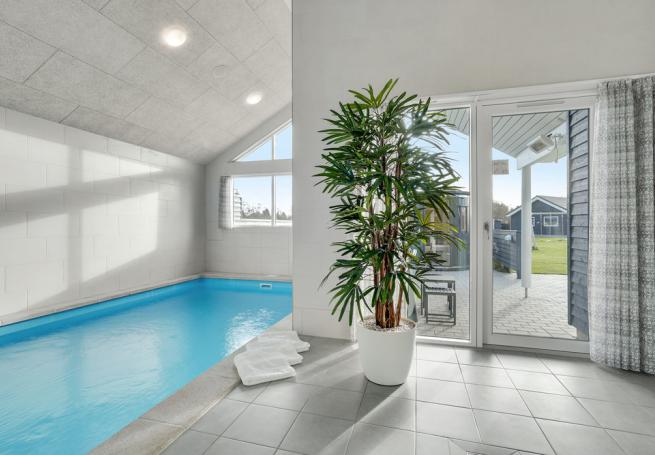 Sommarstuga 522 är inredd med en smakfull poolavdelning som har vattenrutschbana, ett stort inbyggt spapad och bastu