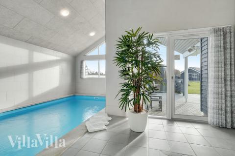 Sommarstuga 522 är inredd med en smakfull poolavdelning som har vattenrutschbana, ett stort inbyggt spapad och bastu