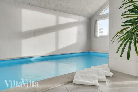 Den härliga poolen i lyxstuga nr 522 för 14 personer