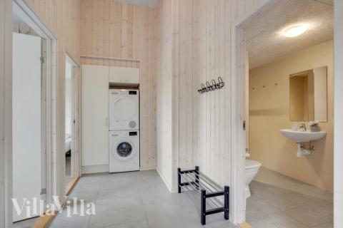 Den rymliga entrén i lyxstuga nr 522 i Lolland/Falster/Møn