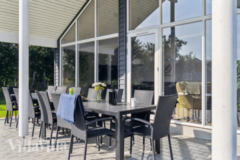 Njut av en grillkväll på terrassen i lyxstuga nr 522 i Lolland/Falster/Møn