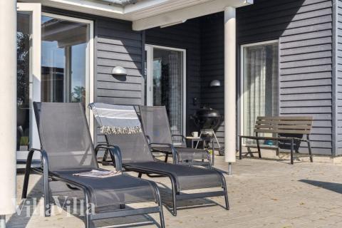 På terrassen i sommarhus nr 522 finns det plats för upp till 14 gäster.