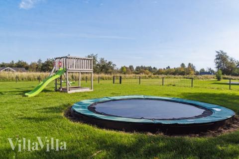 Till den trevliga sommarstugan nr 522 i Lolland/Falster/Møn erbjuds en mängd utomhusaktiviteter, t.ex. lektorn och gungor