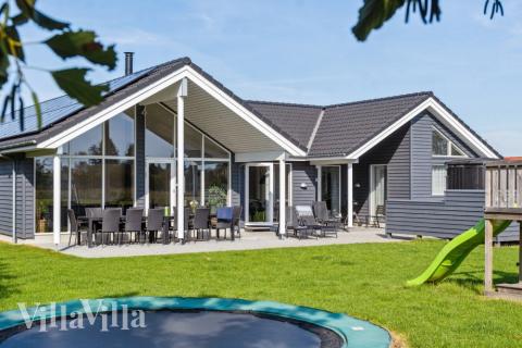 Lyxstuga nr 522 har en härlig terrass med sköna trädgårdsmöbler för 14 personer.