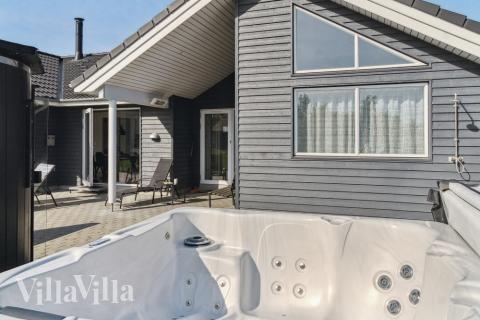 Lyxstuga nr 522 erbjuder bland annat ett härligt spabad