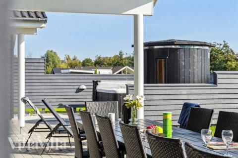 Stor terrass i lyxstuga nr 522 i Lolland/Falster/Møn.