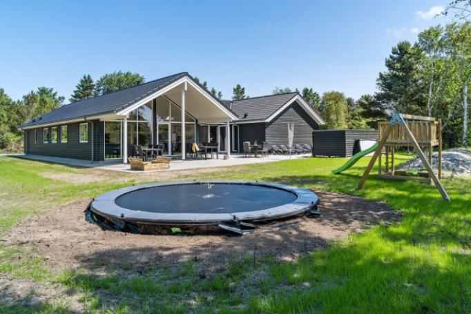 Den praktfulla poolstugan nr 498 med plats för 18 personer ligger i Vestjylland