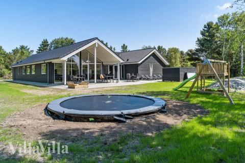 Den praktfulla poolstugan nr 498 med plats för 18 personer ligger i Vestjylland