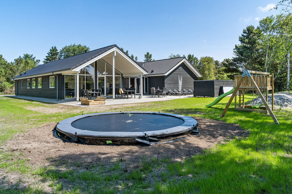 Den praktfulla poolstugan nr 498 med plats för 18 personer ligger i Vestjylland