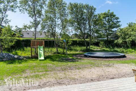 Till den trevliga sommarstugan nr 498 i Vestjylland erbjuds en mängd utomhusaktiviteter, t.ex. lektorn och gungor