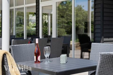 Stor terrass i lyxstuga nr 498 i Vestjylland.