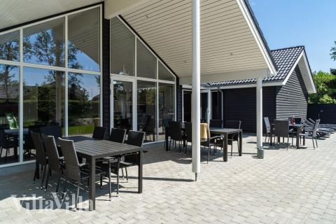 På terrassen i sommarhus nr 498 finns det plats för upp till 18 gäster.