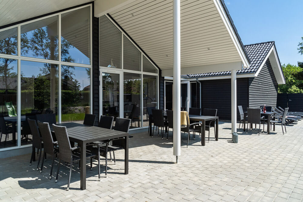 På terrassen i sommarhus nr 498 finns det plats för upp till 18 gäster.
