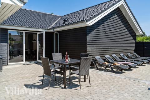 Njut av en grillkväll på terrassen i lyxstuga nr 498 i Vestjylland