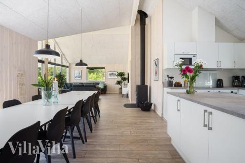 Det stora ljusa vardagsrummet i lyxstuga nr 498 för 18.