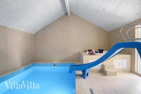 Den härliga poolen i lyxstuga nr 498 för 18 personer