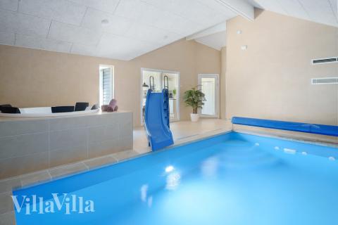 Sommarstuga 498 är inredd med en smakfull poolavdelning som har vattenrutschbana, ett stort inbyggt spapad och bastu