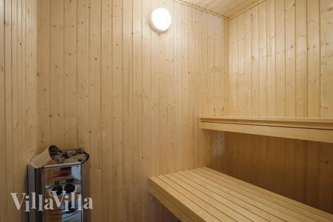 Njut av bastuvärmen i lyxstuga nr 498 för 18 personer