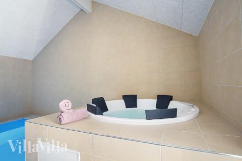 Njut av spabadets värme i lyxstuga nr 498 i Vestjylland