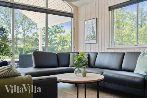 I soffhörnan i lyxstuga 498 i Vestjylland kan ni spela brädspel eller titta på film tillsammans.