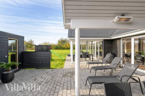 Lyxstuga nr 521 har en härlig terrass med sköna trädgårdsmöbler för 16 personer.