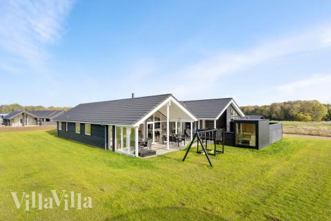 Den tjusiga sommarstugan nr 521 med gott om plats för upp till 16 personer