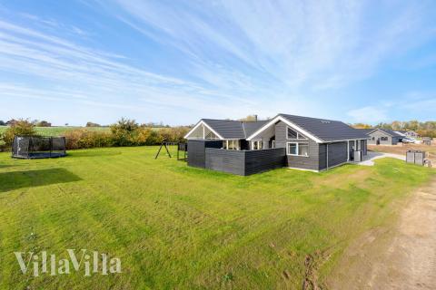 Den praktfulla poolstugan nr 521 med plats för 16 personer ligger i Sydjylland