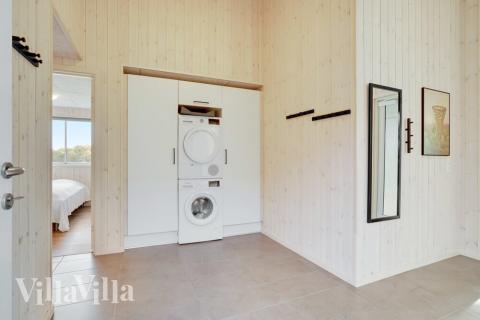 Den rymliga entrén i lyxstuga nr 521 i Sydjylland