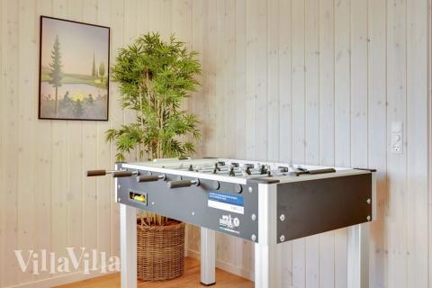 Aktivitetsrum i lyxstuga nr 521 med 6 sovrum och plats för 16 personer.