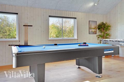 Lyxstuga 521 för 16 personer har ett stort aktivitetsrum med bl.a. biljard och dart