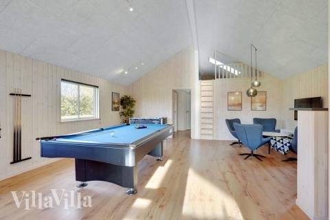 Förutom de många timmar som du kan tillbringa i stugans poolavdelning erbjuder lyxstuga 521 även biljard, bordtennis och dart