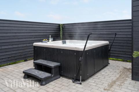 Det finns bubbelpool och 6 sovrum i lyxstuga nr 521.