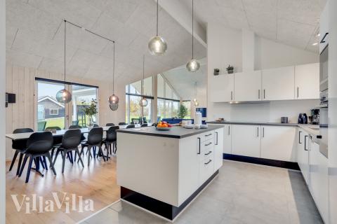 Välinrett kök i lyxstuga nr 521 i Sydjylland.