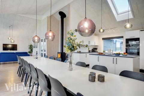 Vardagsrummet i lyxstuga nr. 521 har plats för 16 personer.