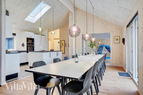 Det stora ljusa vardagsrummet i lyxstuga nr 521 för 16.