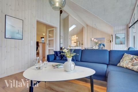 I soffhörnan i lyxstuga 521 i Sydjylland kan ni spela brädspel eller titta på film tillsammans.