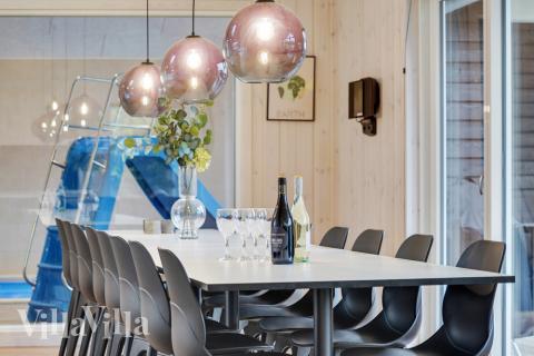 Ni kan sitta 16 personer tillsammans i vardagsrummet när ni besöker lyxhus nr 521 i Sydjylland.