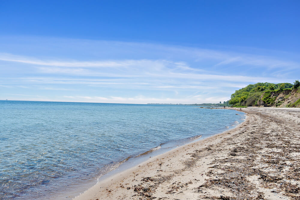 Stranden i närheten av lyxhus 496.