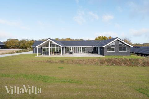 Den praktfulla poolstugan nr 496 med plats för 26 personer ligger i Sydjylland