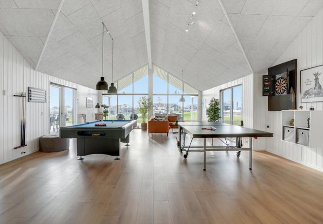 Förutom de många timmar som du kan tillbringa i stugans poolavdelning erbjuder lyxstuga 496 även biljard, bordtennis och dart
