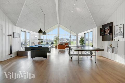 Förutom de många timmar som du kan tillbringa i stugans poolavdelning erbjuder lyxstuga 496 även biljard, bordtennis och dart