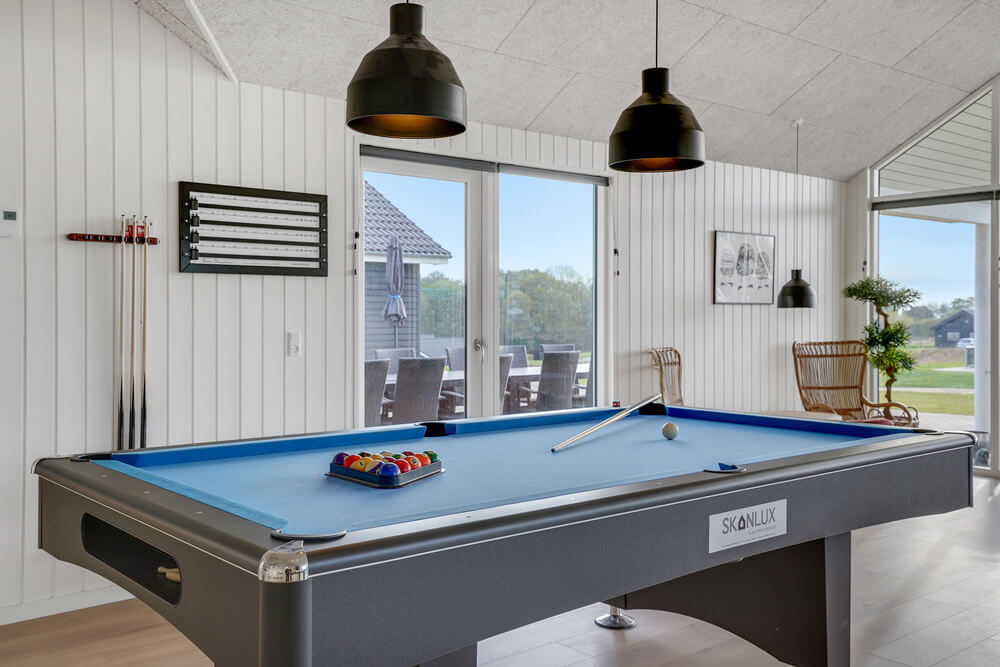 Förutom de många timmar som du kan tillbringa i stugans poolavdelning erbjuder lyxstuga 496 även biljard, bordtennis och dart